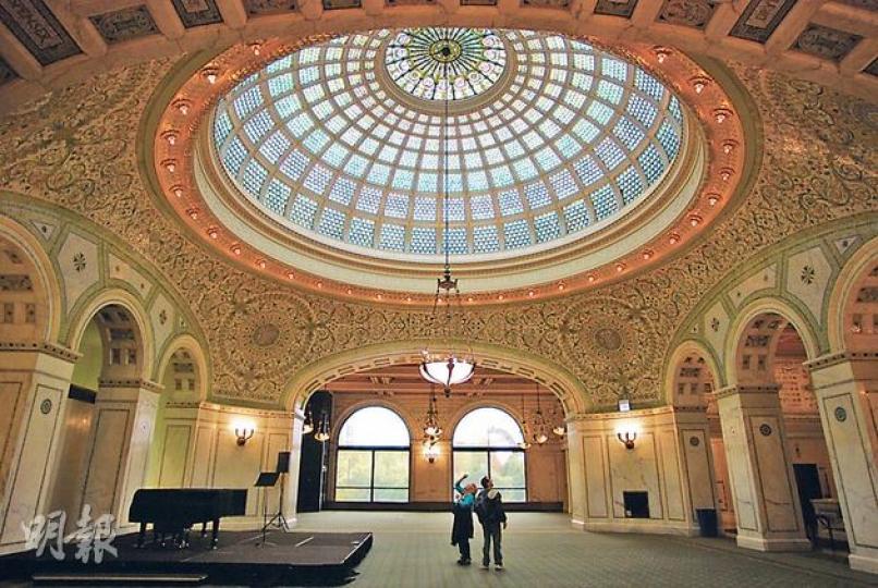 Chicago Cultural Center裏的Tiffany Dome，直徑38呎，用上了約30,000塊玻璃，面積達1000平方呎。（黃潔玲攝）Rookery在1888年完成，大堂的天花在1907年由萊特重新設計。（黃潔玲攝）本來是圖書館的芝加哥文化中心，保留了原汁原味的建築。（黃潔玲攝）Frank Gehry的Jay Pritzker Pavilion，彎曲線條與背後高樓大廈成有趣對比。（黃潔玲攝）Ludwig Mies van der Rohe在70年代設計的Federal Cente