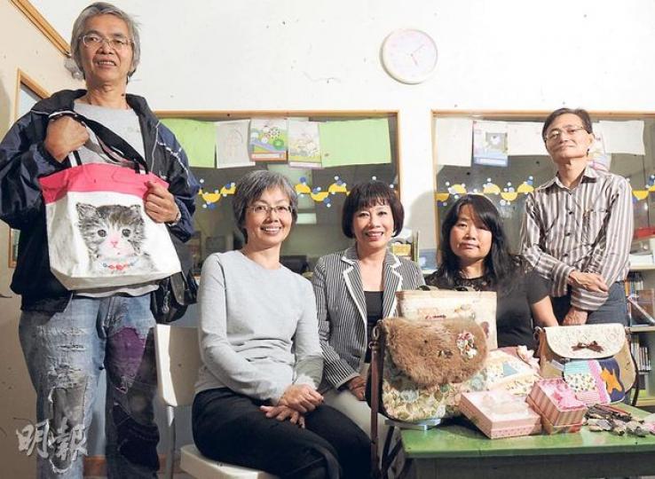 保良市集的租戶都期望保良局將來繼續推行市集計劃,讓社會上的弱勢社群有機會一展所長,發揮才華。(劉焌陶攝)從巴基斯坦移居香港的Sobia,把家鄉手藝「手繪花」帶來,利用天然材料製成的顏料,在手掌塗上花紋。她希望借推廣手藝,讓港人認識其文化。(楊德銘攝) 保良市集的租戶都期望保良局將來繼續推行市集計劃,讓社會上的弱勢社群有機會一展所長,發揮才華。(劉焌陶攝)從巴基斯坦移居香港的Sobia,把家鄉手藝「手繪花」帶來,利用天然材料製成的顏料,在手掌塗上花紋。她希望借推廣手藝,讓港人認識其文化。(楊德銘攝)