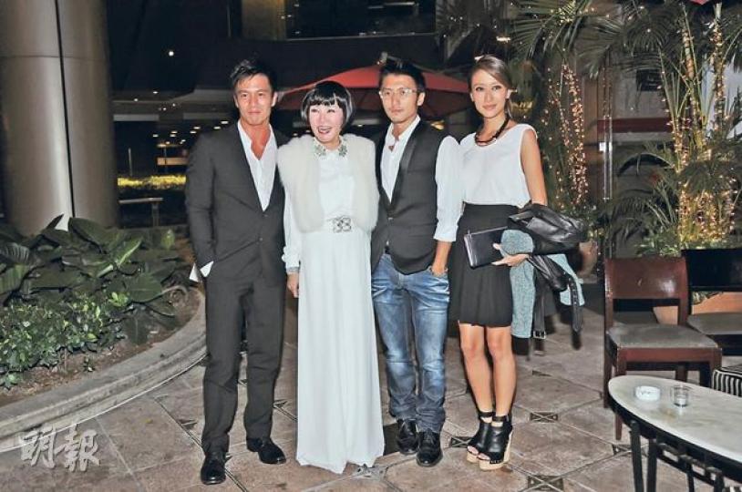 壽星狄波拉(左二)有乖仔謝霆鋒(右二)、乖女謝婷婷(右一)及未來女婿安志杰(左一)陪伴慶祝,令她度過一個難忘的晚上。(攝影:劉永銳、李維隆)彭健新(左起)、譚詠麟及李克勤齊齊賀拉姑61歲牛一。(攝影:劉永銳、李維隆) 壽星狄波拉(左二)有乖仔謝霆鋒(右二)、乖女謝婷婷(右一)及未來女婿安志杰(左一)陪伴慶祝,令她度過一個難忘的晚上。(攝影:劉永銳、李維隆)彭健新(左起)、譚詠麟及李克勤齊齊賀拉姑61歲牛一。(攝影:劉永銳、李維隆)