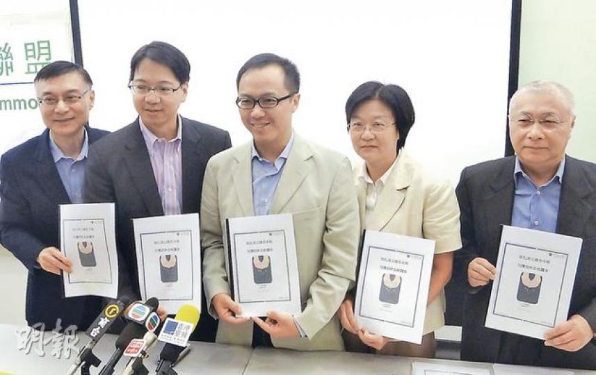 公共專業聯盟金融專家組由3名退休銀行家組成,包括永隆銀行司庫部前主管徐炳坤(右一)、美國銀行前高級副總裁葉嘉雯(右二)及美國銀行前董事韋志堅(左一)。聯盟主席莫乃光(左二)及副主席梁繼晶(左三)昨一同出席記者會。(曾安迪攝) 公共專業聯盟金融專家組由3名退休銀行家組成,包括永隆銀行司庫部前主管徐炳坤(右一)、美國銀行前高級副總裁葉嘉雯(右二)及美國銀行前董事韋志堅(左一)。聯盟主席莫乃光(左二)及副主席梁繼晶(左三)昨一同出席記者會。(曾安迪攝)