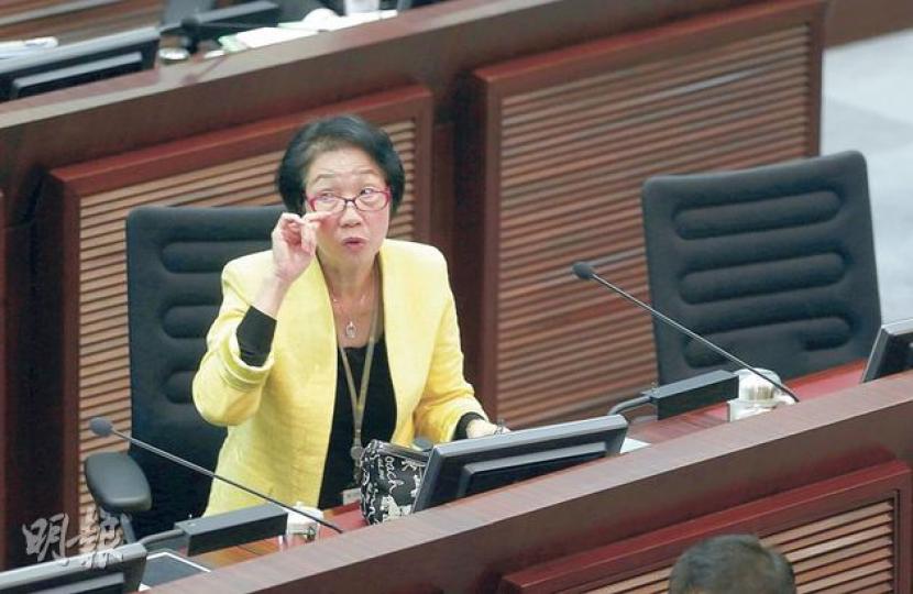 財委會上，工聯會陳婉嫻批評勞福局長申請撥款的論調重複又重複，要求他不要回應其質詢。（李澤彤攝）建制派的工業界議員林大輝批評政府申請撥款的手法，「擺晒老人家上枱……就算通過了都無人服」。（李澤彤攝）財委會主席張宇人昨晚11時宣布中止會議，將長者生活津貼的撥款申請，延至11月16日討論。 （李澤彤攝）