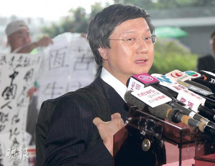 林奮強昨晨出席行政會議，為加稅前賣樓事件解畫，指「我又不是去偷去搶」，仍會繼續放售另外兩個單位。（林俊源攝）（明報製圖）（明報製圖）（明報製圖）（明報製圖）