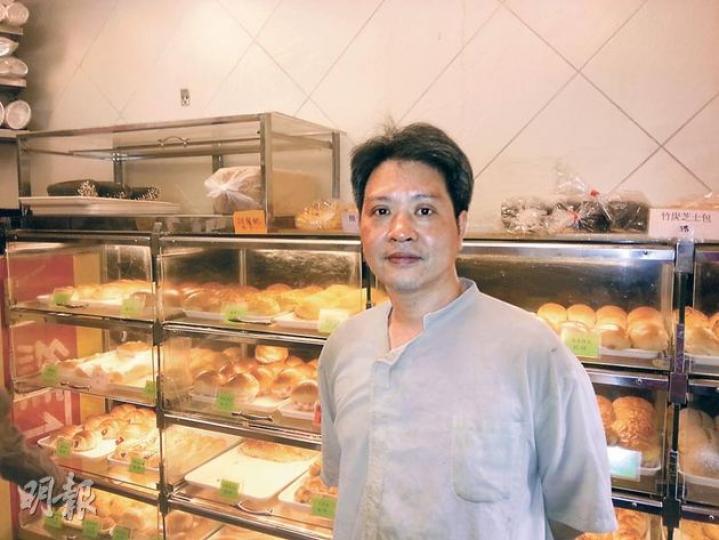 在小西灣經營麵包店的張劍光表示，比起昔日在柴灣營業，這裏的營業額小得多，加上附近新開了3間麵包店，自己經營的店舖規模最小，生意更難做。（楊德銘攝）