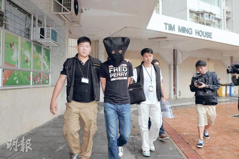 新界北反黑組探員將其中一名32歲刀手押返其粉嶺華明邨添明樓寓所蒐證。 （邱雅錡攝）