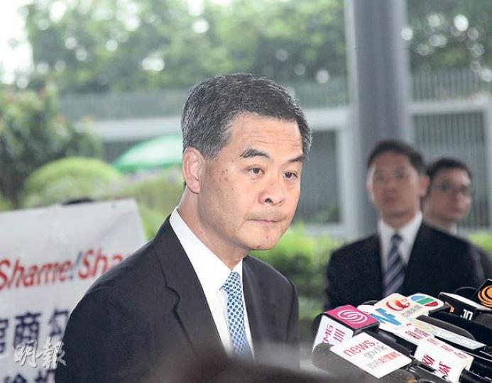 中大昨日公布10月份民意調查，特首梁振英的整體表現評分為49.4分，較上月高0.6分，仍未合格。（林俊源攝）