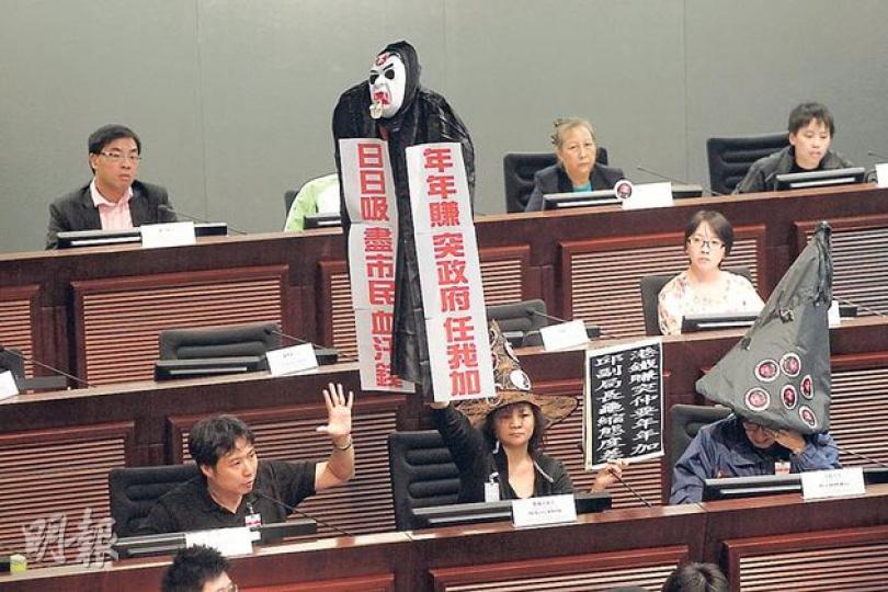 立法會交通事務委員會昨召開特別會議討論港鐵可加可減機制，與會發言的基層團體帶同道具，批評現時機制不顧及市民。（李紹昌攝）