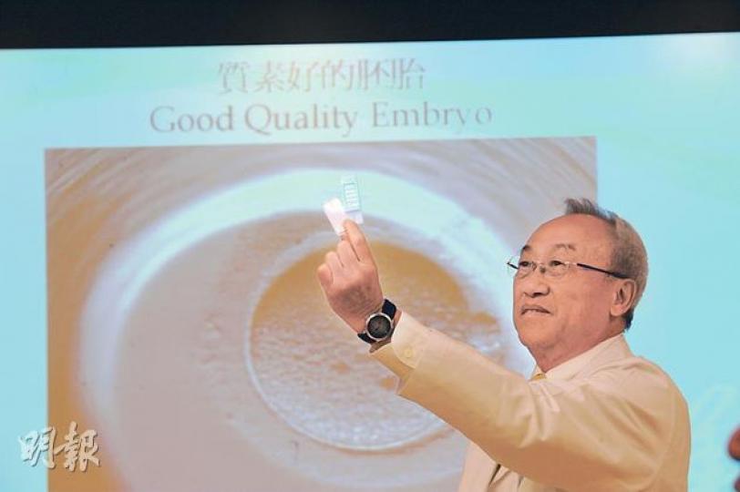 梁家康醫生表示，將胚胎細胞放入他手上的培養碟，再放入全時監察胚胎培養儀，便可每20分鐘觀察一次細胞成長狀况。（尹錦恩攝）