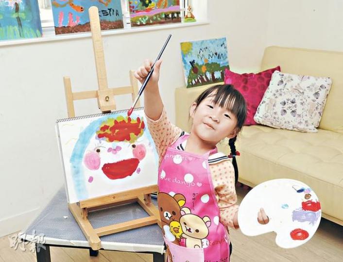 4歲小女孩鄺美行（Katie）年紀輕輕，天才橫溢，剛於有「畫壇奧林匹克」之譽的「第三十一屆國際青少年蒙馬特繪畫比賽」中連奪金獎及特許獎狀。（陳淑安攝）（陳淑安攝）鄺美行於「國際青少年蒙馬特繪畫比賽」的得獎作品﹕金獎（Gold Palette）——《女孩與狗》（圖），以及特許獎狀（Diploma）——《金魚》。（陳淑安攝）特許獎狀（Diploma）——《金魚》（陳淑安攝）早前巴黎國立畢加索藝術館在香港舉行畢加索珍品展，鄺太（左）與Katie一起參觀後，啟發她的靈感，即席畫了多張作品（下圖是其中一張