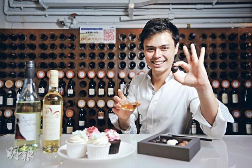 釀酒師Eddie：「甜品分中、西、冷、熱，亦有水果、忌廉或朱古力等不同配搭，要逐一配對，不能一概而論以甜酒配甜品。加上每款甜品富不同層次的味道，如蛋撻有蛋的creamy、批底的crunchy，最好先吃甜品才選酒。」（葉思雅攝）