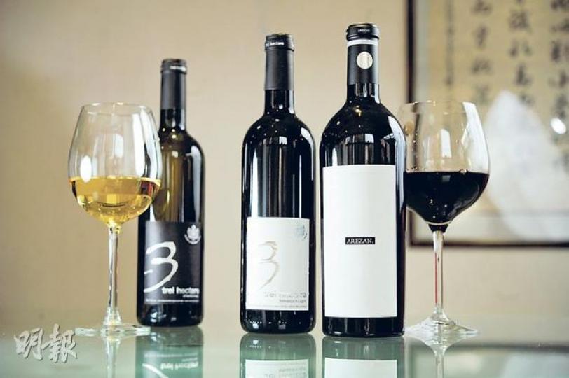 Chardonnay 2009、Feteascà Neagrà 2007，原價$170，優惠價$100；Cabernet Sauvignon Arezan 原價$550，優惠價$333 - Chardonnay色澤豐潤，清爽香氣濃烈；紅酒以本土葡萄FeteascàNeagrà較突出，富黑加倫子香氣，且單寧輕盈。（葉思雅攝）品牌總經理Vernon Henn（林俊源攝）Sauvignon Blanc（左）、Chardonnay/Chenin Blanc（右） 各$92，可以1張標準品酒券試飲 - 前