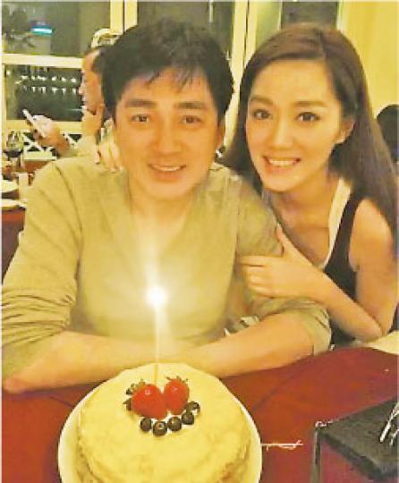 女兒湯洛雯親自整生日蛋糕,湯鎮宗這個生日真是甜入心。(微博圖片) 女兒湯洛雯親自整生日蛋糕,湯鎮宗這個生日真是甜入心。(微博圖片)