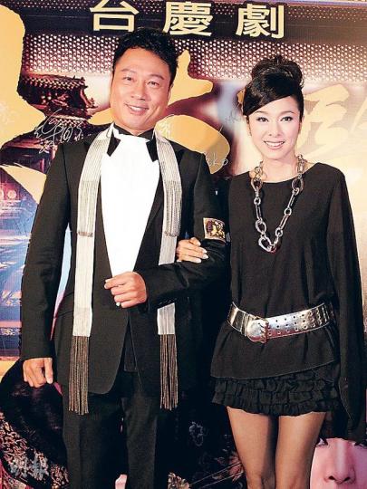 黎耀祥與米雪蹺手進場,甚有視帝、視后風範。(攝影/記者﹕鍾一虹)蕭正楠與胡定欣盛裝到場行紅地氈,有如出席電影頒獎禮。(攝影/記者﹕鍾一虹)陳茵媺穿上雪白晚裝亮相,略欠性感。(攝影/記者﹕鍾一虹) 黎耀祥與米雪蹺手進場,甚有視帝、視后風範。(攝影/記者﹕鍾一虹)蕭正楠與胡定欣盛裝到場行紅地氈,有如出席電影頒獎禮。(攝影/記者﹕鍾一虹)陳茵媺穿上雪白晚裝亮相,略欠性感。(攝影/記者﹕鍾一虹)