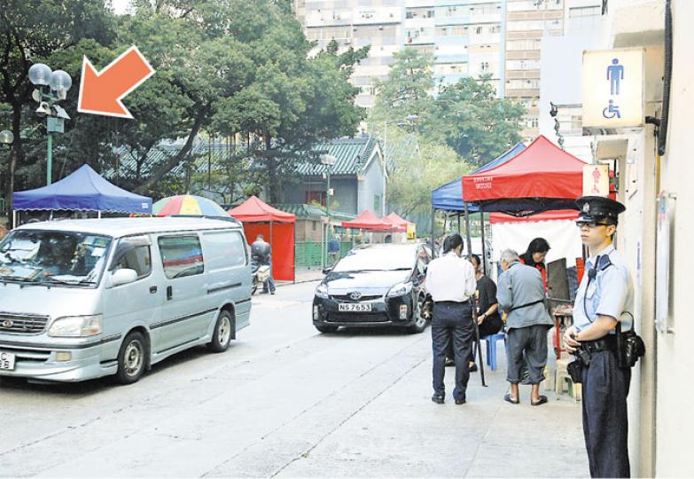 24小時開放的油麻地街市街公廁內德籍男子離奇死亡,重案組正追查死因,現場所見公廁外對面馬路有閉路電視鏡頭(箭嘴示),但未知能否為警方提供有用線索。(林耀華攝)德籍男子前日過境來港,未知為何帶傷死於公廁,其遺體由仵工舁送殮房等候解剖確認死因。 (衛永康攝)(明報製圖) 24小時開放的油麻地街市街公廁內德籍男子離奇死亡,重案組正追查死因,現場所見公廁外對面馬路有閉路電視鏡頭(箭嘴示),但未知能否為警方提供有用線索。(林耀華攝)德籍男子前日過境來港,未知為何帶傷死於公廁,其遺體由仵工舁送殮房等候解剖確認死因。 (衛永康攝)(明報製圖)