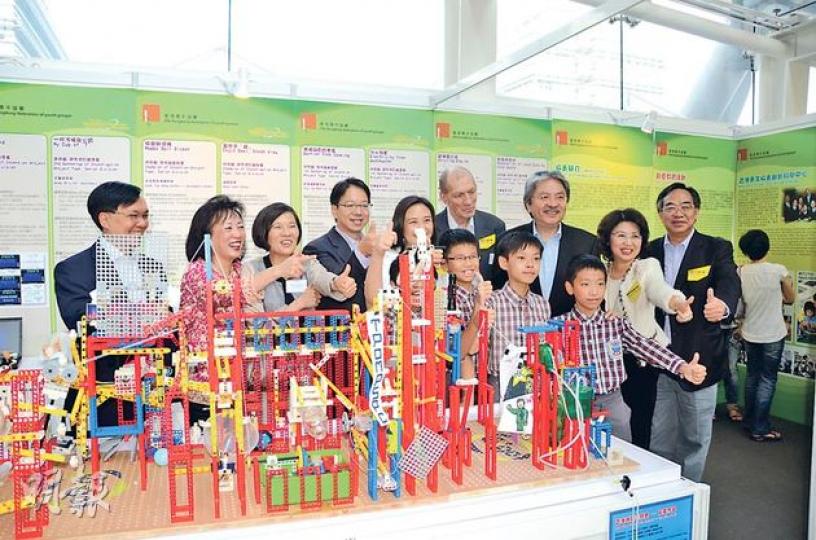 4名大埔舊墟公立學校的小學生,運用物理原理,仿照香港特色景點,以智高積木砌出名為「香港之最」的機關,雖然示範期間失手,但一眾嘉賓仍十分欣賞。(丁灝嵐攝)理工大學研發物理治療儀器「希望之手」,能感應中風病人手臂肌肉的信號,利用機械關節拉動病人肌肉張開手掌。這發明曾在今年4月中勇奪日內瓦國際發明展的「至高榮譽大獎」。(丁灝嵐攝) 4名大埔舊墟公立學校的小學生,運用物理原理,仿照香港特色景點,以智高積木砌出名為「香港之最」的機關,雖然示範期間失手,但一眾嘉賓仍十分欣賞。(丁灝嵐攝)理工大學研發物理治療儀器「希望之手」,能感應中風病人手臂肌肉的信號,利用機械關節拉動病人肌肉張開手掌。這發明曾在今年4月中勇奪日內瓦國際發明展的「至高榮譽大獎」。(丁灝嵐攝)