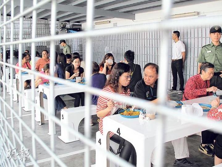 在懲教署秋季賣物會,公眾人士付100元即可在佈置成懲教所的飯堂進食,一嘗鐵窗下的「皇家飯」味道。(莫凱琳攝)巿民黃先生大讚在賣物會中供應的「皇家飯」,水準和餐廳相若,但過程令他們體驗囚犯進食環境,感到「好似沒有自由」。(莫凱琳攝) 在懲教署秋季賣物會,公眾人士付100元即可在佈置成懲教所的飯堂進食,一嘗鐵窗下的「皇家飯」味道。(莫凱琳攝)巿民黃先生大讚在賣物會中供應的「皇家飯」,水準和餐廳相若,但過程令他們體驗囚犯進食環境,感到「好似沒有自由」。(莫凱琳攝)