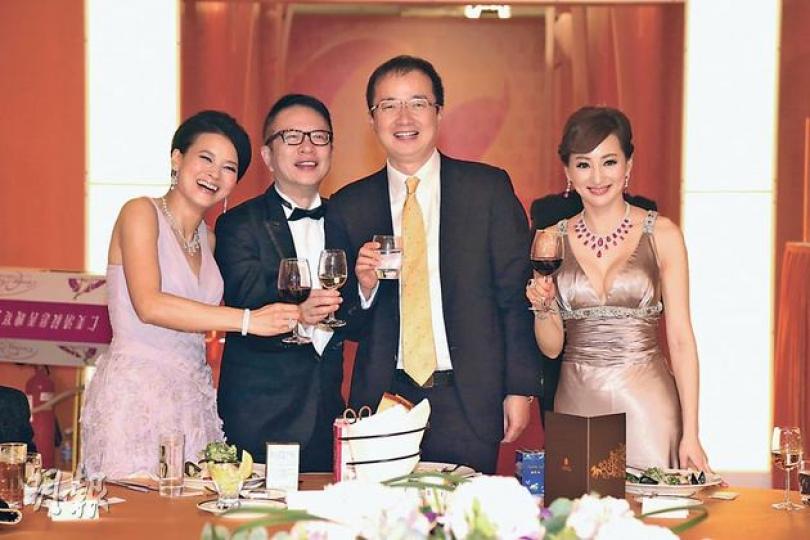 仁美清叙會長黎燕珊(左一)及主席羅霖(右一)感謝亞視主要投資者王征(右二)及葉家寶(左二)鼎力支持。(攝影﹕娛樂組) 仁美清叙會長黎燕珊(左一)及主席羅霖(右一)感謝亞視主要投資者王征(右二)及葉家寶(左二)鼎力支持。(攝影﹕娛樂組)