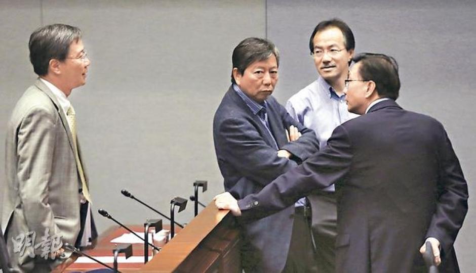 立法會房屋事務委員會昨討論白表免補地價購買二手居屋措施,多名議員質疑計劃成效,會後運輸及房屋局長張炳良(右)主動上前,向泛民議員包括公民黨郭家麒(左起)、工黨李卓人及張超雄闡釋政策目的。(李澤彤攝) 立法會房屋事務委員會昨討論白表免補地價購買二手居屋措施,多名議員質疑計劃成效,會後運輸及房屋局長張炳良(右)主動上前,向泛民議員包括公民黨郭家麒(左起)、工黨李卓人及張超雄闡釋政策目的。(李澤彤攝)