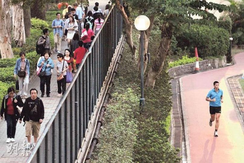本港市民工作及學業繁忙,調查顯示各年齡層的受測試市民,均不足半數人運動量達標,隨年齡增長,人們普遍寧選擇步行而非跑步、球類等活動。(盧翊銘攝) (明報製圖) (明報製圖) 本港市民工作及學業繁忙,調查顯示各年齡層的受測試市民,均不足半數人運動量達標,隨年齡增長,人們普遍寧選擇步行而非跑步、球類等活動。(盧翊銘攝) (明報製圖) (明報製圖)