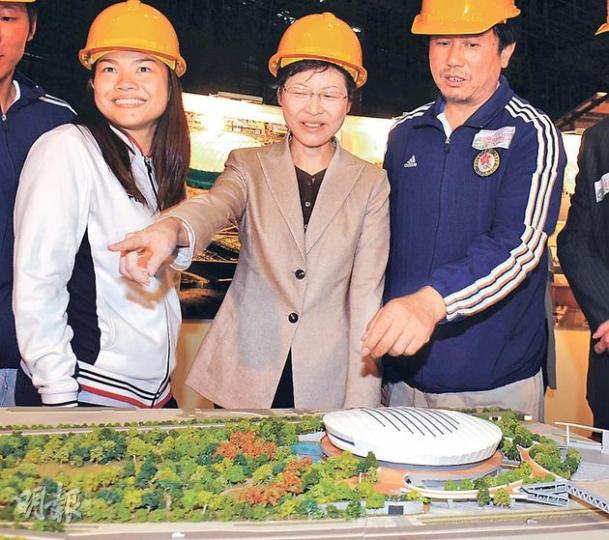 政務司長林鄭月娥(中)昨為將軍澳單車場賽道動工儀式主禮,一同出席的倫奧銅牌單車選手李慧詩(左)及香港單車代表隊總教練沈金康(右)均表示,期望將來有更多時間留港訓練。(劉焌陶攝) 政務司長林鄭月娥(中)昨為將軍澳單車場賽道動工儀式主禮,一同出席的倫奧銅牌單車選手李慧詩(左)及香港單車代表隊總教練沈金康(右)均表示,期望將來有更多時間留港訓練。(劉焌陶攝)