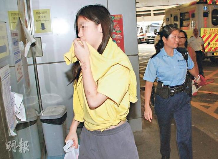 在屯門兒童及青少年院疑因情緒激動一度危站高處企圖自殺的一名約14歲少女,被勸服返回安全地點後由救護車送院檢查。(雲錦鋒攝) 在屯門兒童及青少年院疑因情緒激動一度危站高處企圖自殺的一名約14歲少女,被勸服返回安全地點後由救護車送院檢查。(雲錦鋒攝)