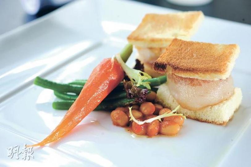 Pan Fried Scallops Stuffed withStilton Cheese served with White Bean Casserole﹕以白豆和法國豆配香煎金黃色帶子,色香味俱全。($248,Le Salon)(林俊源、葉思雅攝) Pan Fried Scallops Stuffed withStilton Cheese served with White Bean Casserole﹕以白豆和法國豆配香煎金黃色帶子,色香味俱全。($248,Le Salon)(林俊源、葉思雅攝)