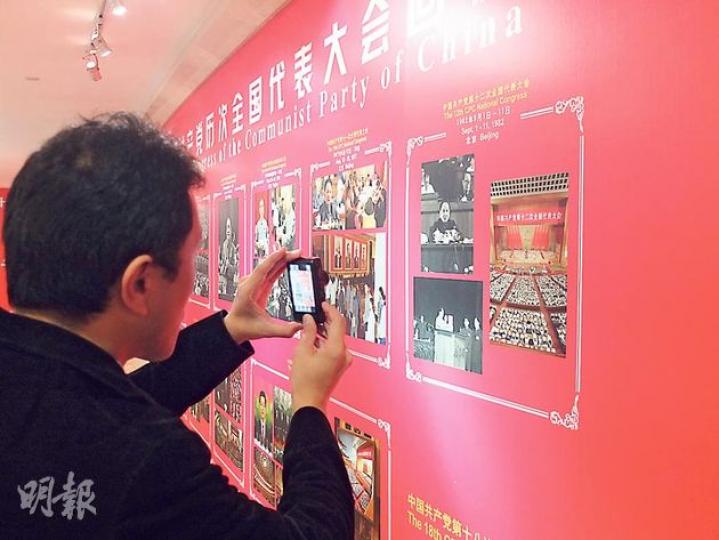 新聞中心內原本掛着趙紫陽相片的位置變成「景點」,很多記者特別到此拍照留念。(明報記者攝) 新聞中心內原本掛着趙紫陽相片的位置變成「景點」,很多記者特別到此拍照留念。(明報記者攝)