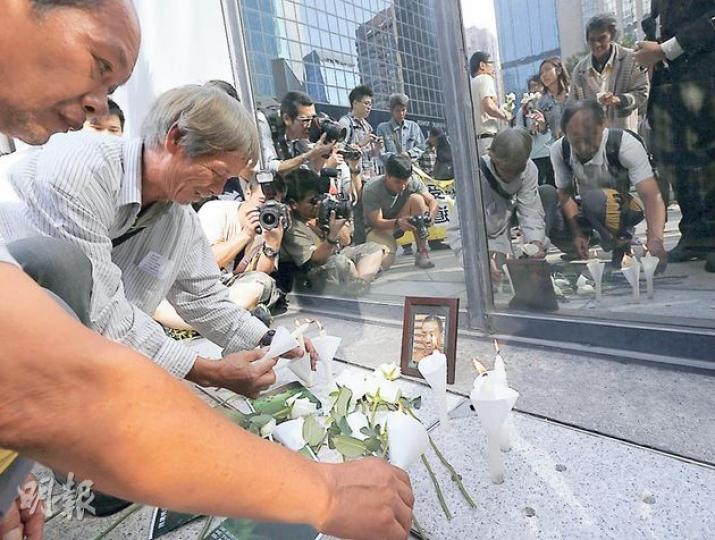 食環署早前清走露宿者家當，小額錢債審裁處昨裁定案中露宿者每人可獲2000元賠償，惟有露宿者追償未果已離世，眾人昨擺下鮮花蠟燭為其中一人陳健明悼念。（李澤彤攝）