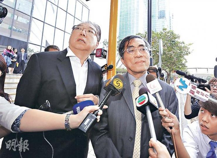 曾景文昨離開法院時對記者提問一概不回應。（李澤彤攝）麥齊光昨神情較輕鬆，離開時遭20多名記者包圍採訪，令他寸步難行，擾攘近5分鐘才登車離去。（李澤彤攝）