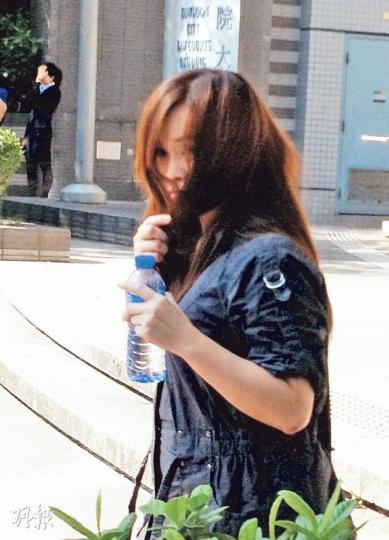 女保安被指訛稱是新鴻基集團主席的孫女，詐騙男網友2萬元，昨於九龍城裁判法院獲准自簽守行為2年。（黃建邦攝）