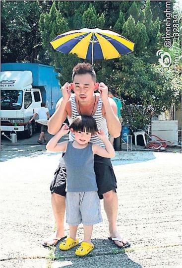 Chok樣見稱的林峯今次遇到勁敵了。(微博圖片)陳豪與YiuB合作《天梯》,他十分寵愛這位童星。(微博圖片)大家可記得YiuB在《當旺爸爸》飾演胡定欣的囝囝?(微博圖片)林峯與YiuB在商場活動早已結緣。(微博圖片)原名鄭耀軒的YiuB今年4歲半,他的笑容讓一眾女人投降。(微博圖片)陳詩慧與佘詩曼合作《公主嫁到》吸納不少擁躉。(微博圖片)陳子樂與羅仲謙合作得多已變成老友。(微博圖片) Chok樣見稱的林峯今次遇到勁敵了。(微博圖片)陳豪與YiuB合作《天梯》,他十分寵愛這位童星。(微博圖片)大家可記得YiuB在《當旺爸爸》飾演胡定欣的囝囝?(微博圖片)林峯與YiuB在商場活動早已結緣。(微博圖片)原名鄭耀軒的YiuB今年4歲半,他的笑容讓一眾女人投降。(微博圖片)陳詩慧與佘詩曼合作《公主嫁到》吸納不少擁躉。(微博圖片)陳子樂與羅仲謙合作得多已變成老友。(微博圖片)