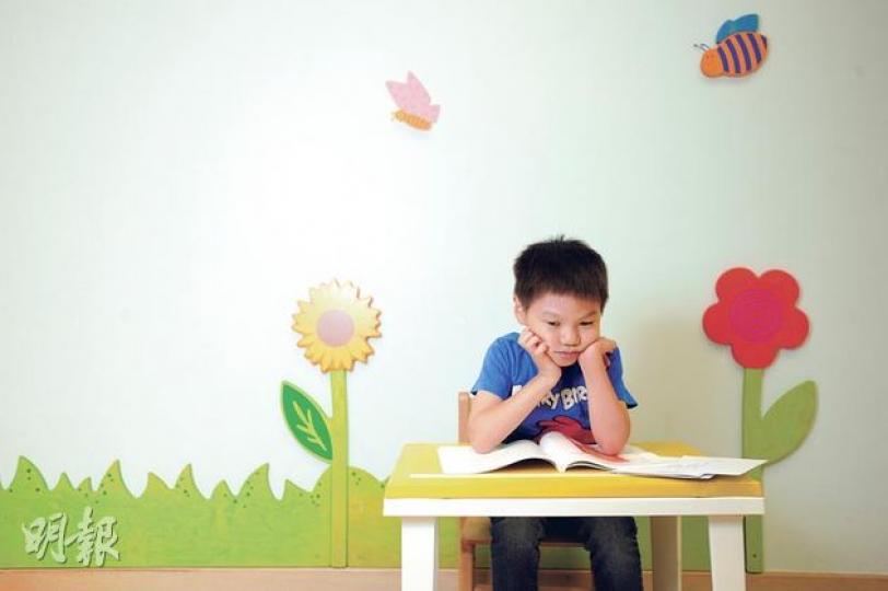 孩子坐姿差、寫字慢、溫習不專心等看似懶惰的表現,可能是前庭平衡感覺系統失調,透過訓練可改善。(葉思雅攝)協康會物理治療師陳美琪(葉思雅攝) 孩子坐姿差、寫字慢、溫習不專心等看似懶惰的表現,可能是前庭平衡感覺系統失調,透過訓練可改善。(葉思雅攝)協康會物理治療師陳美琪(葉思雅攝)