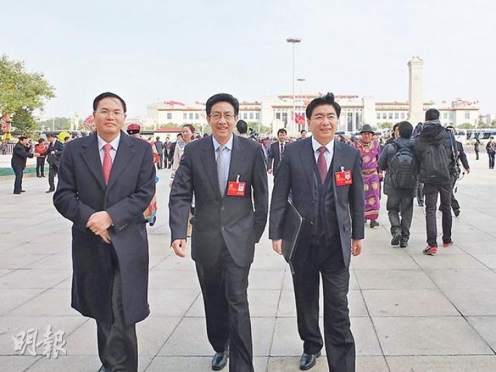 王榮(右)和剛調任省政府秘書長的原汕頭書記李峰(中)等廣東黨代表,拒絕評論省委書記汪洋去向。(許書凎攝) 王榮(右)和剛調任省政府秘書長的原汕頭書記李峰(中)等廣東黨代表,拒絕評論省委書記汪洋去向。(許書凎攝)