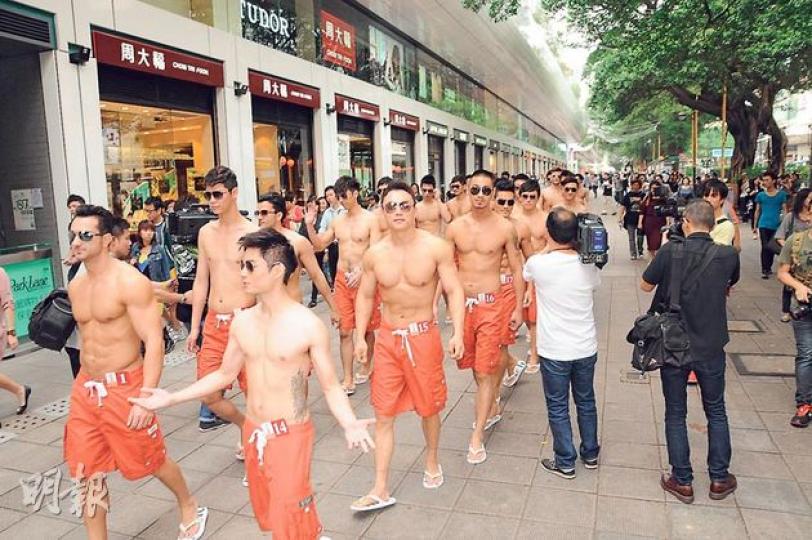 26位亞生昨日在尖沙嘴街頭大騷肌肉,場面未見墟冚。(攝影:孫華中)(17)黃集鋒展示刀傷。(攝影:孫華中) 26位亞生昨日在尖沙嘴街頭大騷肌肉,場面未見墟冚。(攝影:孫華中)(17)黃集鋒展示刀傷。(攝影:孫華中)