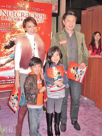 楊婉儀一家四口出席首演禮,大女已7歲,兒子亦已6歲。(攝影/記者﹕柯美)王菀之前晚現身出席《冰上皇族胡桃夾子》首演禮。(攝影/記者﹕柯美) 楊婉儀一家四口出席首演禮,大女已7歲,兒子亦已6歲。(攝影/記者﹕柯美)王菀之前晚現身出席《冰上皇族胡桃夾子》首演禮。(攝影/記者﹕柯美)