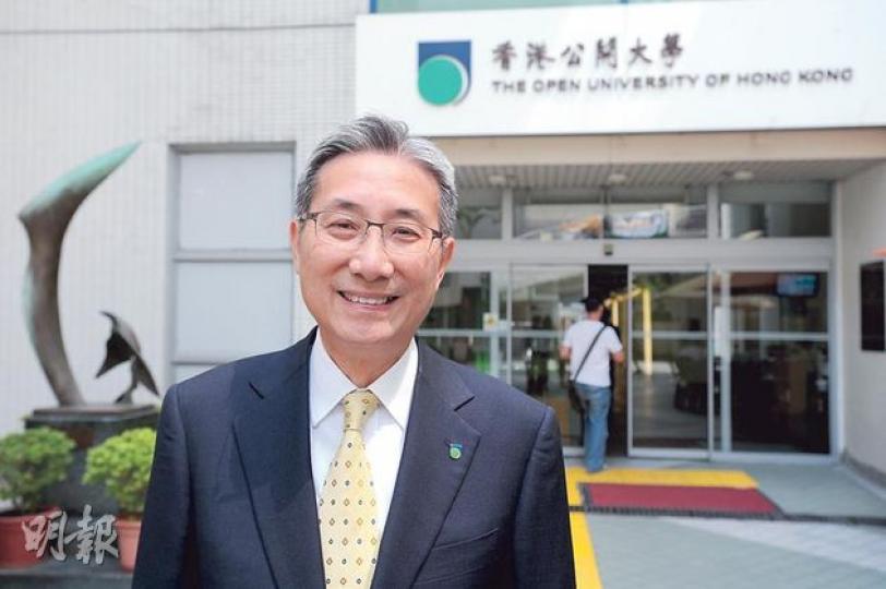 公大校長梁智仁表示，沒有學生宿舍令該校難以增收非本地生，早前已向教育局申請於校舍附近興建宿舍。（尹錦恩攝）據了解，公大申請的土地為圖中佛光街與常盛街交界的土地，該處為前香港房屋委員會展覽中心，與公大校園僅一街之隔。（葉家豪攝） 