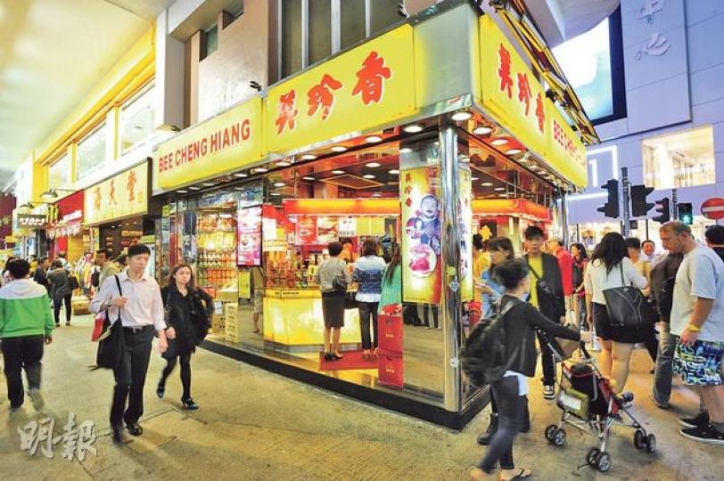 銅鑼灣三大舖王﹕美珍香以120萬元承租銅鑼灣怡和街2至6號地下1號舖，面積僅300方呎，呎租達4000元，貴絕全港。（鄧宗弘攝）銅鑼灣三大舖王﹕現租予找換店的景隆街2號地下A2舖，面積只有50方呎，但呎租達3600元，為全港第二貴呎租舖王。（鄧宗弘攝）銅鑼灣三大舖王﹕現由SWAROVSKI水晶店以250萬租用的羅素街38號地下D舖，平均呎租約3144元，名列全港第三高呎租舖王。（鄧宗弘攝）