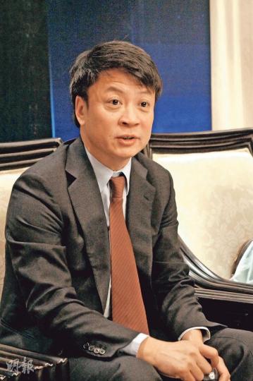 昔日的狂人如今已不再桀驁輕狂,但孫宏斌的理想仍是擲地有聲:他強調,融創不會與人比併規模,但相信資本市場遲早會賞識這家穩健成長、「健康從容」的年輕公司。(杜婧攝)訪問在綠城上海玉蘭花園(圖)進行,該項目是今年6月最初注入「融創綠城」合營公司的9個項目之一。今年下半年以來,融創接管樓盤銷售,孫宏斌就自然成為了這裏的常客。(杜婧攝) 昔日的狂人如今已不再桀驁輕狂,但孫宏斌的理想仍是擲地有聲:他強調,融創不會與人比併規模,但相信資本市場遲早會賞識這家穩健成長、「健康從容」的年輕公司。(杜婧攝)訪問在綠城上海玉蘭花園(圖)進行,該項目是今年6月最初注入「融創綠城」合營公司的9個項目之一。今年下半年以來,融創接管樓盤銷售,孫宏斌就自然成為了這裏的常客。(杜婧攝)