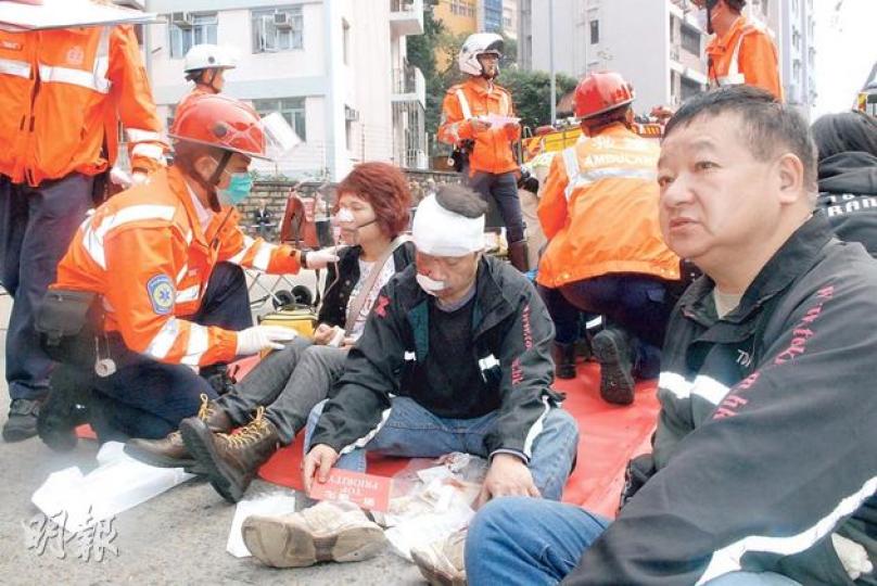 新巴在柴灣道「長命斜」失控越過對面線，與九巴及的士相撞釀成3死57傷，事後大批巴士乘客坐在馬路等待治理送院，不少人頭破血流。（黃熙麗攝）坐在失控的8號新巴最接近車長位置的李小姐憶述，看見車長暈倒後心感不妙，千鈞一髮間站起來高喊「有冇人識揸車呀？」，但幾秒後巴士已撞向私家車，幸最終她只是輕傷。（黃熙麗攝）張太坐在新巴「路口位」手抱1歲大孫兒，一隻手抓緊扶手，全賴另一邊有丈夫（小圖）臂彎保護，兩夫婦在車禍中撞傷肋骨但無大礙，孫兒亦無恙，但未知是否受驚，小臉蛋上有一大滴淚。（黃熙麗攝）大量傷勢較輕者需