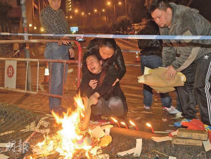 慘死的士司機黃劍仲的妻子（蹲下者）和親友，昨晚到柴灣道意外現場拜祭，場面悲傷。（鍾炳然攝）53歲的士司機黃劍仲被困在壓成廢鐵的車廂內，消防花逾兩小時將其救出，惟血流披面的他送院時已奄奄一息，其後證實不治。（衛永康攝）57歲姓劉新巴司機（圖）駕駛時突然暈倒，在車禍中傷勢不算嚴重，送院後已蘇醒。（衛永康攝）（明報製圖）