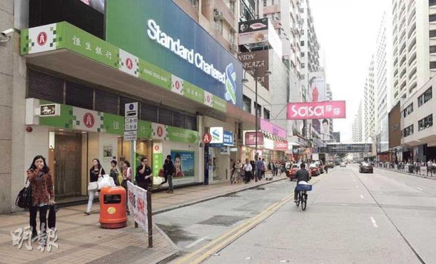 商舖租金高企,即使大企業如恒生銀行,亦有傳該行在廣東道的分行可能會被業主以倍數計加租,不排除會另覓舖位。(余俊亮攝) 商舖租金高企,即使大企業如恒生銀行,亦有傳該行在廣東道的分行可能會被業主以倍數計加租,不排除會另覓舖位。(余俊亮攝)