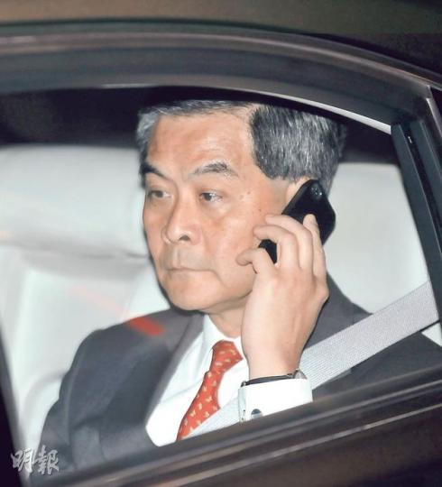 特首梁振英昨日以書面聲明方式交代僭建,他昨坐車離開政府總部時,選擇從政府總部西座的出入口,沒有像往常般從特首辦的正門離開。(葉家豪攝)(明報製圖)(明報製圖)(明報製圖) 特首梁振英昨日以書面聲明方式交代僭建,他昨坐車離開政府總部時,選擇從政府總部西座的出入口,沒有像往常般從特首辦的正門離開。(葉家豪攝)(明報製圖)(明報製圖)(明報製圖)