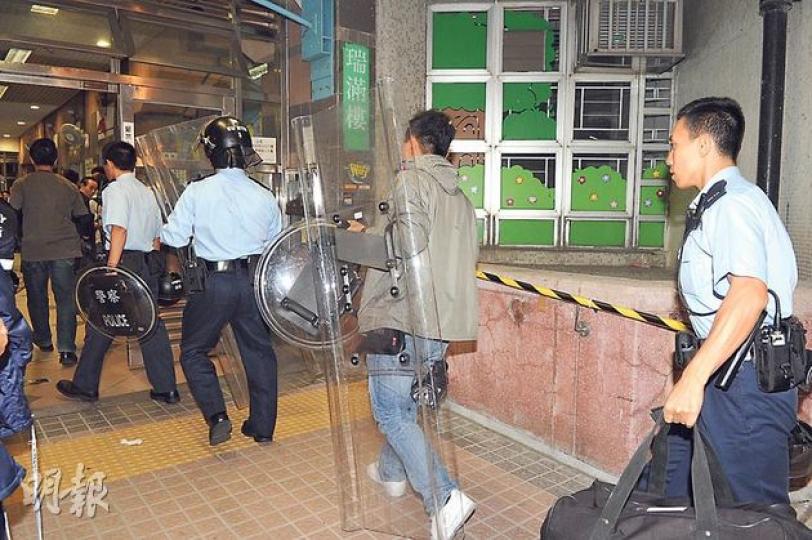 警方懷疑斬傷兩婦的精神病漢仍藏匿於案發的天瑞邨瑞滿樓內，昨晚繼續有手持圓盾及方形長盾的警員增援進入大廈，以及逐層逐戶追緝兇徒。（衛永康攝）天水圍天瑞邨被精神病漢斬傷的姓郭女傷者右手及頭部受傷，由救護車送院治理，截至昨晚情况嚴重。（林耀華攝）天瑞邨瑞滿樓發生斬人案，警方封鎖現場調查，大批居民受事件影響，有家歸不得。（衛永康攝）斬人血案後，警方為保護瑞滿樓地下幼稚園師生安全，特派出兩名警員駐守幼稚園大門。（衛永康攝）
