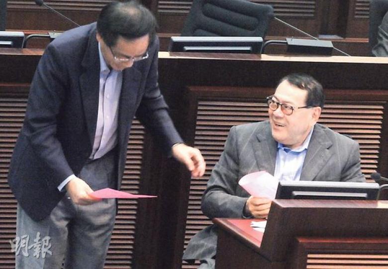 立法會議員亦係人大代表選舉嘅選民，每人可提名最多36人，噚日唔少議員拎住張提名紙周圍轉，民建聯葉國謙（左）就到經民聯石禮謙面前，相信都係為爭人大選舉而努力。（劉焌陶攝）