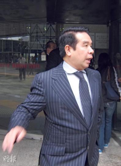 楊家誠（圖）昨離開法院，甫發現記者即一反過往大方拍照的常態，先以手掩面，再急步跑走。（林綺琪攝）