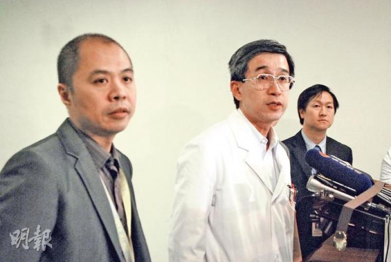 新界西聯網感染控制主任郭德麟醫生（中）指出，青山和小欖兩間醫院多間病房出現食物中毒，估計致病源頭不在病房。左為醫管局新界西聯網服務總監（質素及安全）鄧錦成醫生。（阮穎嘉攝）