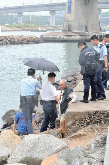 陳伯(圖)在青衣城對開海濱長廊的石灘拾去失蹤女子遺下財物,其子其後發現手機內的尋死短訊,遂報警求助。事後陳伯義務協助警方搜索女子。(林智傑攝) 陳伯(圖)在青衣城對開海濱長廊的石灘拾去失蹤女子遺下財物,其子其後發現手機內的尋死短訊,遂報警求助。事後陳伯義務協助警方搜索女子。(林智傑攝)