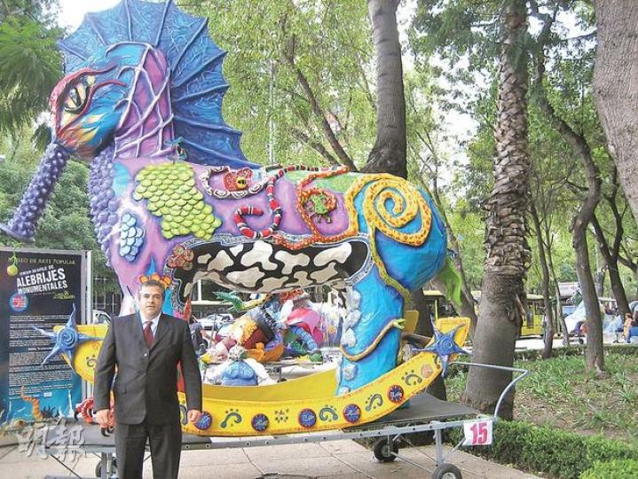 Jorge下車時會四面張望，確定安全後才讓我下車。可是，每次當他扮G4時，我已下車站在他面前。（日希攝）Zòcalo （憲法廣場）人流比較複雜；來旅遊，最好別把名牌掛在身上。（日希攝）