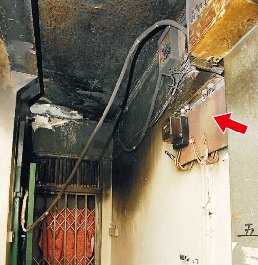 起火劏房單位(綠色鐵閘)近日因租客拖欠電費,前日遭中電人員拆走電表(箭嘴示),令劏房失去電力供應,同日晚上劏房單位更疑被縱火。(黃雄攝)劏房單位被縱火後,其「包租公」胡浩賢在場向消防員提供資料,胡過去多年曾租用發展局長陳茂波妻子的舊樓物業,然後以劏房形式轉租他人。(蔡方山攝) 起火劏房單位(綠色鐵閘)近日因租客拖欠電費,前日遭中電人員拆走電表(箭嘴示),令劏房失去電力供應,同日晚上劏房單位更疑被縱火。(黃雄攝)劏房單位被縱火後,其「包租公」胡浩賢在場向消防員提供資料,胡過去多年曾租用發展局長陳茂波妻子的舊樓物業,然後以劏房形式轉租他人。(蔡方山攝)