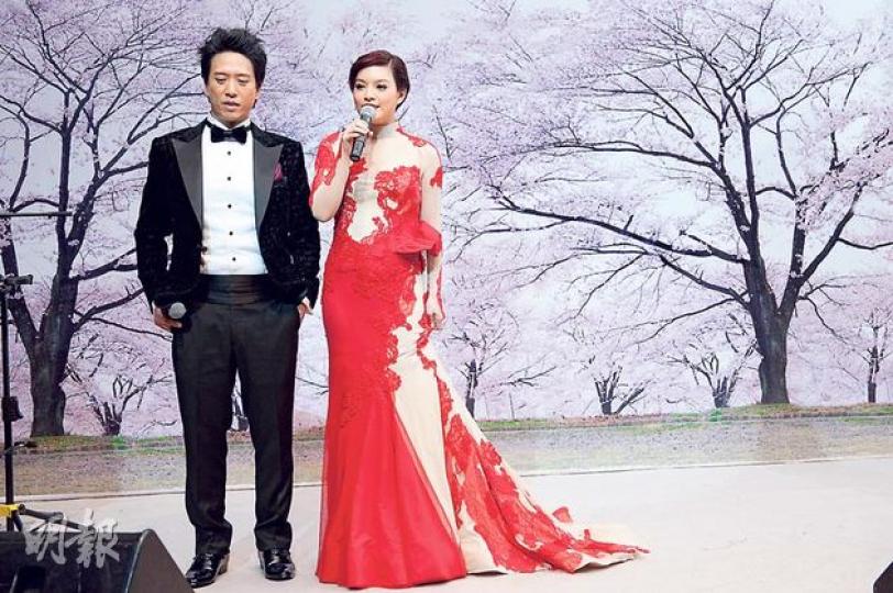 Eric Kwok與太太葉佩雯不受傳聞影響,舉行溫馨甜蜜婚宴。(攝影:鍾偉茵)陳子聰與太太何超儀表示對傳聞沒有回應。(攝影:鍾偉茵)陳偉霆相約好友飲酒,撇甩女友蔡卓妍。(攝影:鍾偉茵)(攝影:鍾偉茵)梁詠琪被一對新人的片段感動。(攝影:鍾偉茵)陳奕迅為免人多擠迫,轉到另一通路離開。(攝影:鍾偉茵) Eric Kwok與太太葉佩雯不受傳聞影響,舉行溫馨甜蜜婚宴。(攝影:鍾偉茵)陳子聰與太太何超儀表示對傳聞沒有回應。(攝影:鍾偉茵)陳偉霆相約好友飲酒,撇甩女友蔡卓妍。(攝影:鍾偉茵)(攝影:鍾偉茵)梁詠琪被一對新人的片段感動。(攝影:鍾偉茵)陳奕迅為免人多擠迫,轉到另一通路離開。(攝影:鍾偉茵)