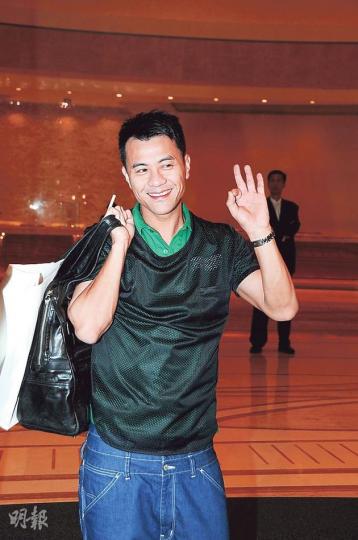 梁漢文離開婚宴場地時舉起OK手勢,但翌日卻聲稱「病倒」而缺席活動。(攝影/記者:林祖傑)Eric Kwok與葉佩雯完成婚宴後,馬不停蹄出席after party與好友狂歡。(攝影/記者:林祖傑)杜如風玩得盡興,還向記者舉起勝利手勢。(攝影/記者:林祖傑)鄭希怡與男友Andy有影皆雙。(攝影/記者:林祖傑)劉浩龍玩了兩小時便離開。(攝影/記者:林祖傑) 梁漢文離開婚宴場地時舉起OK手勢,但翌日卻聲稱「病倒」而缺席活動。(攝影/記者:林祖傑)Eric Kwok與葉佩雯完成婚宴後,馬不停蹄出席after party與好友狂歡。(攝影/記者:林祖傑)杜如風玩得盡興,還向記者舉起勝利手勢。(攝影/記者:林祖傑)鄭希怡與男友Andy有影皆雙。(攝影/記者:林祖傑)劉浩龍玩了兩小時便離開。(攝影/記者:林祖傑)